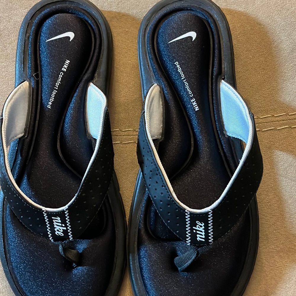 Nike comfort, footbed, women’s 8 black flip-flop EUC